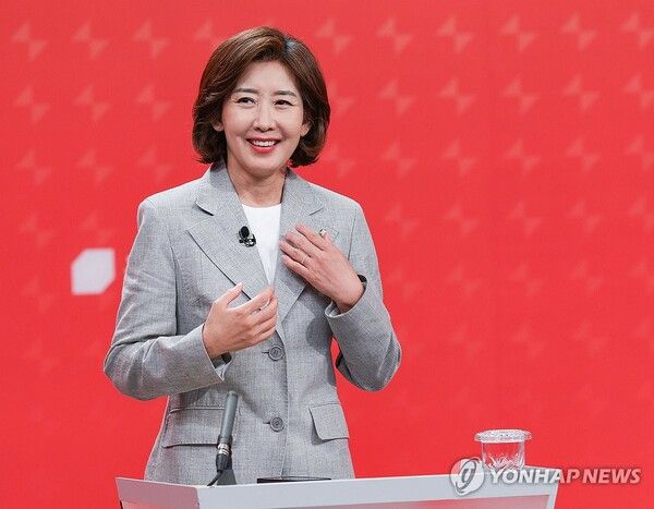 19일 서울 양천구 SBS 스튜디오에서 열린 국민의힘 제6차 전당대회 당대표 후보 방송토론회에 나선 나경원 후보가 토론을 준비하고 있다.[사진=연합뉴스]