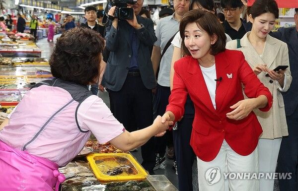 나경원 국민의힘 대표 후보가 22일 오전 부산 중구 자갈치시장을 방문 상인 및 시민과 인사를 하고 있다. 2024.7.22 [사진=연합뉴스]