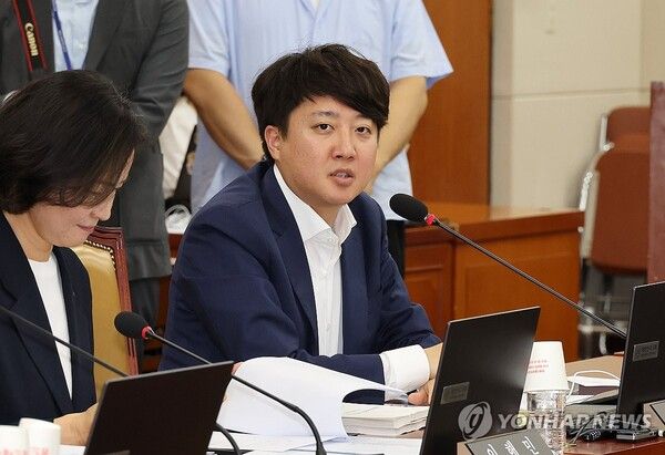 16일 오후 국회에서 이진숙 방통위원장 후보자 인사청문회 실시계획서 채택, 방송법 개정안 등을 상정하는 국회 과학기술정보방송통신위원회 전체회의가 열리고 있다. 개혁신당 이준석 의원이 발언하고 있다.[사진=연합뉴스]