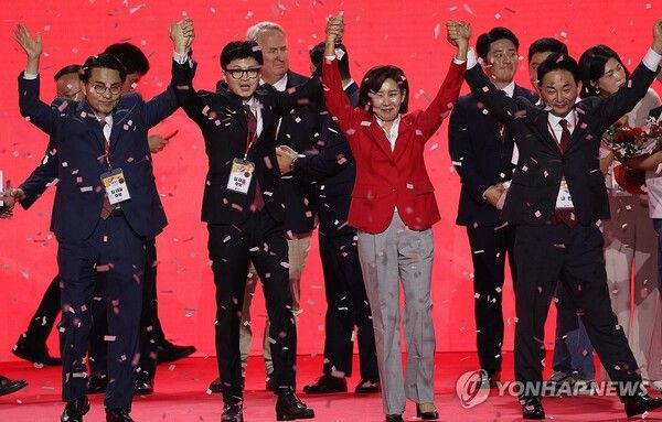 국민의힘 한동훈 당 대표 당선자가 23일 오후 경기도 고양시 킨텍스에서 열린 국민의힘 제4차 전당대회에서 개표결과 발표 후 경쟁자였던 윤상현, 나경원, 원희룡 후보와 손을 들어 올리고 있다. 2024.7.23 [사진=연합뉴스]