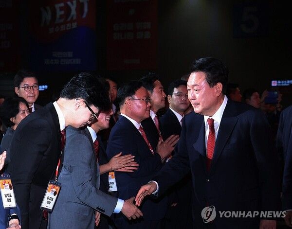 윤석열 대통령이 23일 오후 경기도 고양시 킨텍스에서 열린 국민의힘 제4차 전당대회에 입장하며 한동훈 당대표 후보와 인사하고 있다. 2024.7.23 [대통령실통신사진기자단] [사진=연합뉴스]