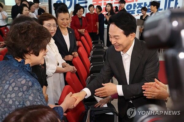 국민의힘 원희룡 대표 후보가 18일 서울 여의도 당사에서 열린 서울시당 여성위원회 대회에서 당원들과 인사하고 있다. 2024.7.18 [사진=연합뉴스]