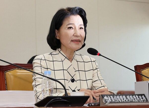 이진숙 방송통신위원장 후보자가 26일 오전 국회 과학기술정보방송통신위원회에서 열린 인사청문회에서 의원 질의에 답변하고 있다. 이 후보자의 인사청문회는 사흘째 진행 중이다. 민주당 측은 전날 자료 제출 미비를 이유로 청문회 연장을 단독 의결했다. [사진=연합뉴스]