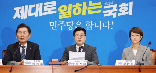 더불어민주당&nbsp;박찬대 당대표 권한대행 겸 원내대표(가운데)가 5일 오전 국회에서 열린 최고위원회의에서 발언하고 있다. [사진=연합뉴스]