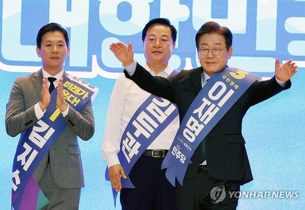 4일 오전 광주 서구 김대중컨벤션센터에서 열린 더불어민주당 당 대표·최고위원 후보자 합동연설회에서 이재명 후보가 인사하고 있다. [사진=연합뉴스]