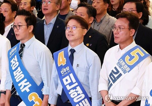 4일 오전 광주 서구 김대중컨벤션센터에서 열린 더불어민주당 당 대표·최고위원 후보자 합동연설회에서 정봉주(왼쪽부터), 민형배, 김민석 후보가 참석해 있다. [사진=연합뉴스]