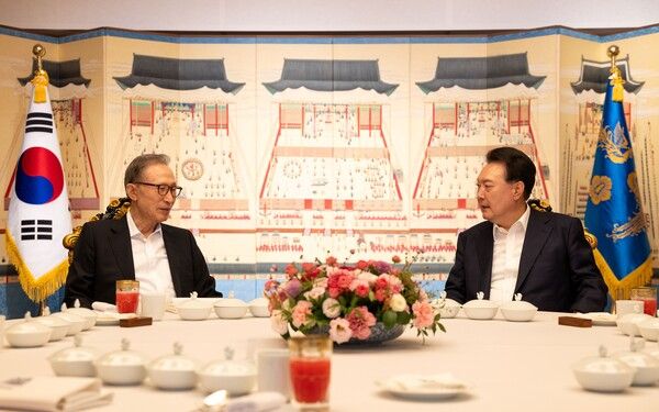 윤석열&nbsp;대통령이 12일 오후 서울 한남동 대통령 관저에서 이명박 전 대통령과 부부 동반 만찬을 하며 대화하고 있다.[사진=대통령실 제공]