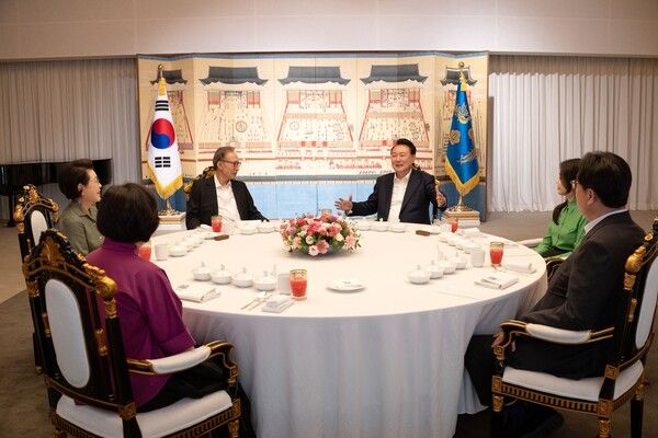 &nbsp;윤석열&nbsp;대통령과 김건희 여사가 12일 오후 서울 한남동 대통령 관저에서 이명박 전 대통령과 김윤옥 여사, 정진석 대통령 비서실장 부부와 만찬 자리를 갖고 있다.[사진=대통령실 제공]