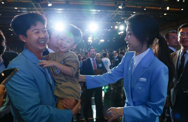 22일 서울 신라호텔에서 열린 파리올림픽 선수단과 가족들을 위한 격려 만찬행사에서 김건희 여사가 선수단 가족과 담소하고 있다.[사진=대통령실 제공]