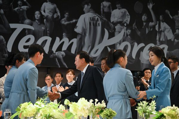 윤석열&nbsp;대통령과 김건희 여사가 22일 서울 한 호텔에서 열린 '2024 파리올림픽 선수단 격려 행사'에서 역도 박혜정 선수, 복싱 한순철 코치, 스포츠클라이밍 서채현 선수 등과 인사하고 있다. [사진=대통령실 제공]