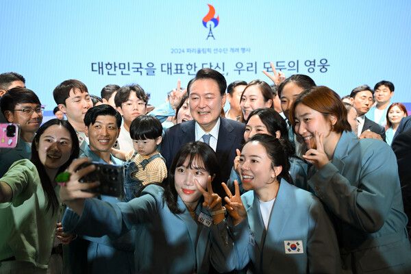 &nbsp;&nbsp;윤석열 대통령이 22일 서울 신라호텔에서 열린 파리올림픽에 참가했던 선수단 초청 격려행사에서 참석한 선수들과 기념촬영을 하고 있다. [사진=대통령실 제공]