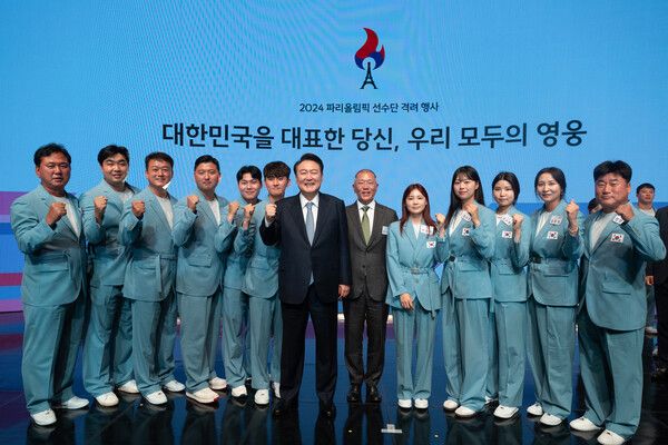 윤석열 대통령이 22일 서울신라호텔에서 열린 파리올림픽 선수단 격려만찬행사에서 선수단과 기념촬영을 하고 있다. [사진=대통령실 제공]