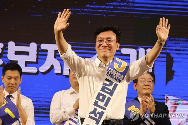 11일 오후 대전 서구 배재대 스포렉스홀에서 열린 더불어민주당 당 대표·최고위원 후보자 합동연설회에서 김민석 최고위원 후보가 당원들에게 인사하고 있다. 2024.8.11 [사진=연합뉴스]