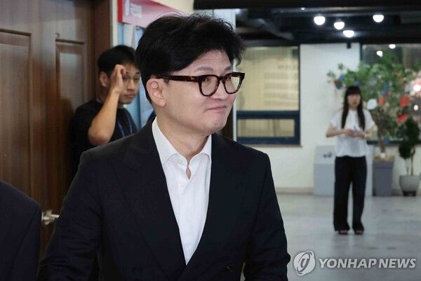 국민의힘 한동훈 대표가 23일 오전 서울 여의도 당사에서 열린 '대한민국 미래 국가청년지도자 양성 프로그램 수료식'에 참석하고 있다. 2024.8.23 [사진=연합뉴스]