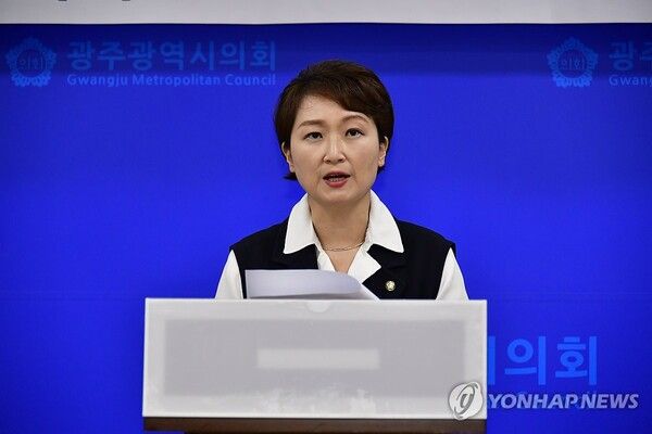 더불어민주당 최고위원에 도전한 이언주 후보가 2일 오전 광주시의회에서 기자회견을 하고 있다. 이 의원은 