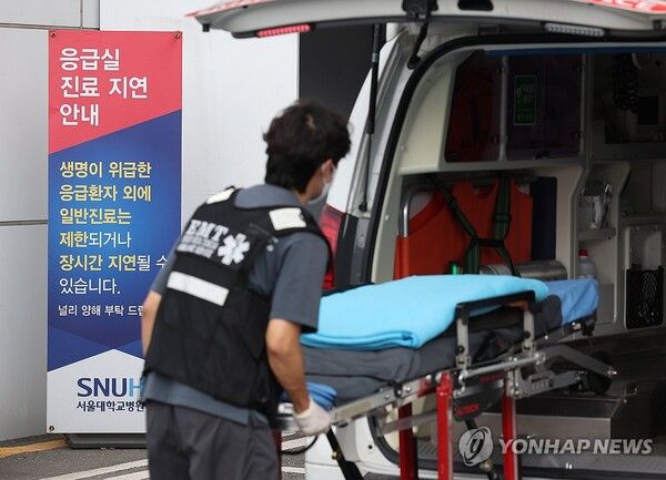 응급실 진료 지연 안내문 놓인 병원 [사진=연합뉴스]