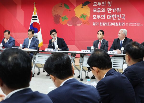 국민의힘&nbsp;한동훈&nbsp;대표가 12일 오전 경기도 안성시 농협안성농식품물류센터에서 열린 경기 현장최고위원회의에서 발언하고 있다. [사진=연합뉴스]