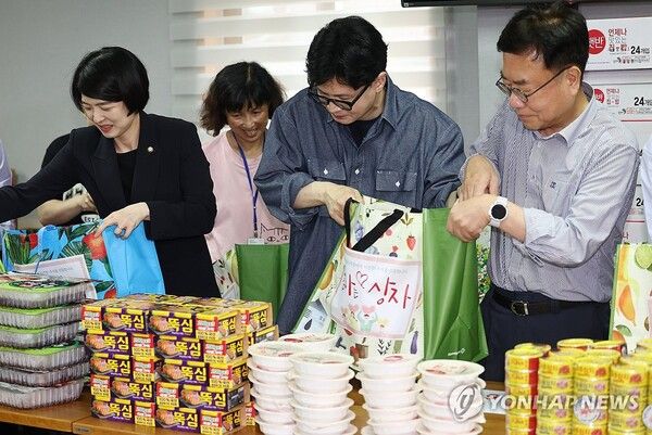 국민의힘 한동훈 대표가 13일 오전 서울 관악구의 한 보육원에서 추석맞이 사랑의 도시락 나눔 봉사활동을 하고 있다. 2024.9.13 [사진=연합뉴스]