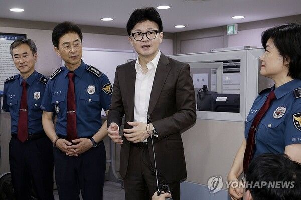 국민의힘 한동훈 대표가 추석을 하루 앞둔 16일 오후 서울경찰청을 방문해 인사말을 하고 있다. 2024.9.16 [공동취재] [사진=연합뉴스]