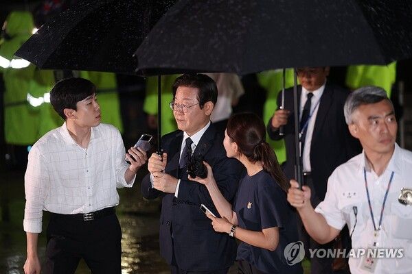 지난 대선 과정에서 허위 발언을 한 혐의로 기소된 더불어민주당 이재명 대표가 20일 오후 서울 서초구 서울중앙지방법원에서 열린 공직선거법 위반 1심 결심 공판을 마친 뒤 법원 청사를 나서고 있다. 2024.9.20 [사진=연합뉴스]