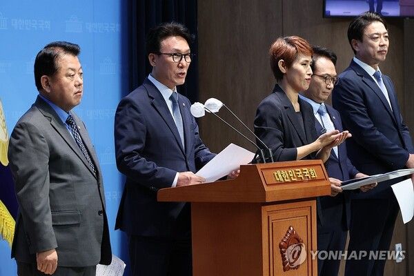 더불어민주당 소속 국회 국방위원회 위원들이 20일 오후 서울 여의도 국회 소통관에서 