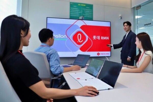 롯데 유통군 RMN추진TF 직원들이 RMN 통합 플랫폼에 대해 논의하고 있다. [사진=롯데 유통군]