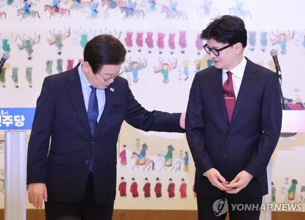 이재명 민주당 대표가 차기 대선 양자 대결에서 과반 지지율을 기록했다 [사진=연합뉴스]