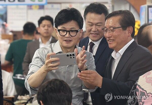 한동훈 국민의힘 대표가 11일 부산 금정구 서동미로시장 내 돼지국밥집을 방문, 시민과 기념사진을 찍고 있다. [사진=연합뉴스]