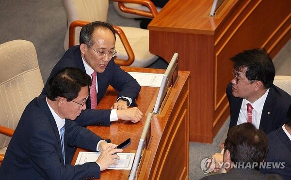 국민의힘 추경호 원내대표가 지난 26일 오후 국회에서 열린 본회의에서 원내지도부와 대화하고 있다.[사진=연합뉴스]