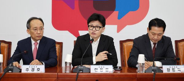 국민의힘&nbsp;한동훈&nbsp;대표(가운데)가 30일 오전 국회에서 열린 최고위원회의에서 발언하고 있다. [사진=연합뉴스]