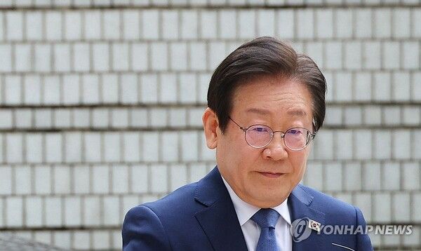 더불어민주당 이재명 대표가 27일 오전 서울 서초구 서울중앙지방법원에서 열린 '대장동 배임·성남FC 뇌물' 관련 1심 속행 공판에 출석하고 있다. 2024.9.27 [사진=연합뉴스]