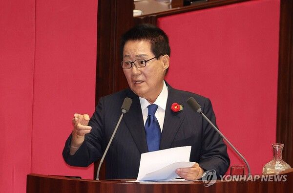 더불어민주당 박지원 의원이 9일 오후 국회에서 열린 본회의에서 한덕수 국무총리에게 정치 분야 대정부 질문을 하고 있다. 2024.9.9 [사진=연합뉴스]