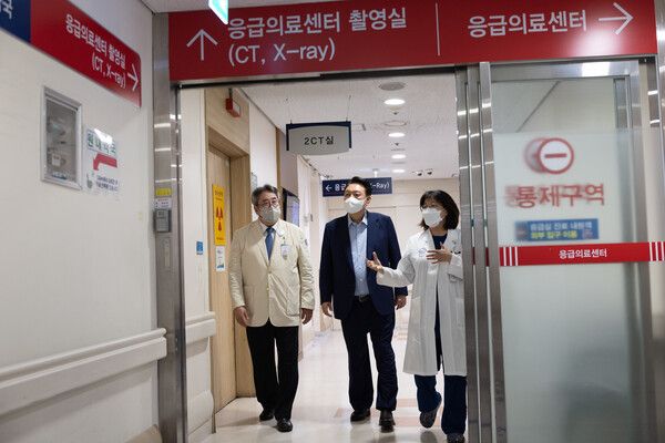 윤석열&nbsp;대통령이 4일 경기도 한 권역응급의료센터를 찾아 응급 의료 현장에 대한 설명을 듣고 있다. [사진=대통령실 제공]