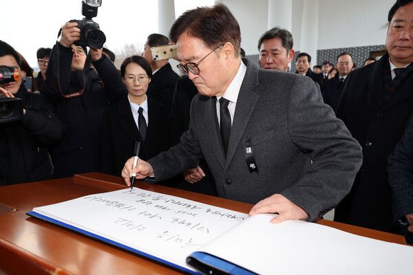 우원식 국회의장이 1일 오전 서울국립현충원을 찾아 현충탑을 참배한 뒤 방명록을 작성하고 있다. 2025.1.1 [사진=연합뉴스]
