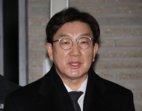 국민의힘 권성동 원내대표가 1일 오전 서울 여의도 국민의힘 중앙당사에서 열린 현안관련 비공개 회의를 마치고 나와 취재진 앞에서 발언하고 있다. 2025.1.1 [사진=연합뉴스]