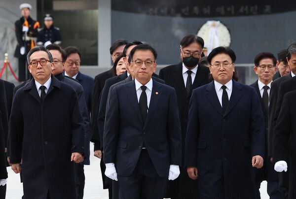 최상목 대통령 권한대행 부총리 겸 기획재정부 장관과 국무위원, 대통령실 참모진들이 2025년 새해 첫날인 1일 국립서울현충원을 찾아 참배를 마친 뒤 이동하고 있다. 2025.1.1 [대통령실통신사진기자단] [사진=연합뉴스]