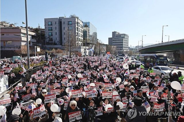 법원이 '12·3 비상계엄 사태'로 내란 혐의를 받는 윤석열 대통령에 대한 체포영장을 발부한 31일 서울 용산구 한남동 대통령 관저 인근에서 윤 대통령 지지자들이 최상목 배신자, 탄핵 반대, 주사파 척결 등을 요구하며 시위하고 있다. [사진=연합뉴스]
