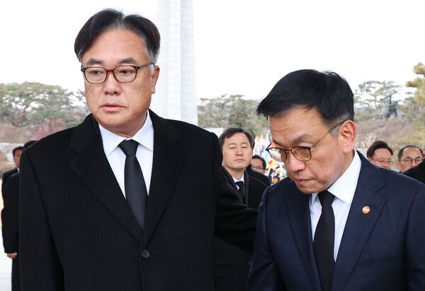 최상목 대통령 권한대행 부총리 겸 기획재정부 장관이 1일 국립서울현충원을 찾아 참배를 마친 뒤 정진석 대통령 비서실장과 이동하고 있다. 대통령실은 이날 공지에서 정 비서실장, 성태윤 정책실장, 신원식 국가안보실장, 장호진 외교안보특보와 수석비서관 전원이 최 권한대행에 사의를 표명했다고 전했다. 2025.1.1 [대통령실통신사진기자단] [사진=연합뉴스]