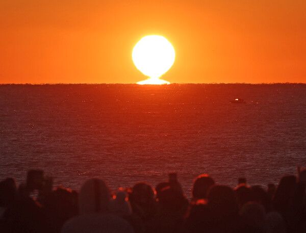 1일 오전 한반도 육지에서 해가 가장 먼저 뜨는 울산시 울주군 서생면 간절곶에서 2025년 첫날을 밝히는 해가 떠오르고 있다. 2025.1.1 [사진=연합뉴스]