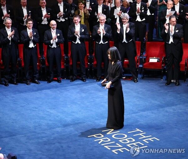 2024 노벨문학상 수상자인&nbsp;한강&nbsp;작가가 10일(현지시간) 스웨덴 스톡홀름 콘서트홀에서 열린 시상식에서 칼 구스타프 16세 스웨덴 국왕으로부터 노벨문학상 메달과 증서를 받은 뒤 박수를 받고 있다. 2024.12.11 [사진=연합뉴스]