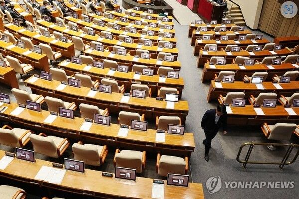 국민의힘 안철수 의원이 19일 오후 국회에서 열린 본회의에서 '채해병&nbsp;특검법'에 찬성표를 던진 뒤 퇴장하고 있다. 2024.9.19 [사진=연합뉴스]