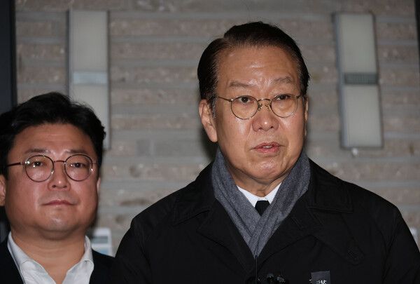 국민의힘 권영세 비상대책위원장이 1일 오전 서울 여의도 국민의힘 중앙당사에서 열린 현안관련 비공개 회의를 마치고 나와 취재진 질문에 답하고 있다. 2025.1.1 [사진=연합뉴스]