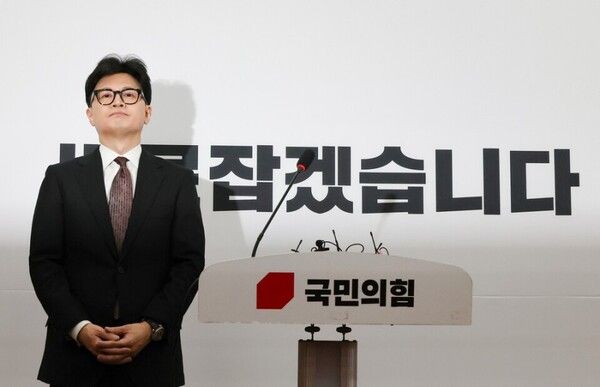 '탄핵찬성' 입장을 밝혔던 한동훈 전 대표는 지난해 12월14일 국회에서 尹탄핵이 가결되자 당내 친윤계의 거센 반발에 최고위원 5명이 모두 사퇴함에 따라 '한동훈 지도체제'가 붕괴되면서 12월16일 당대표직을 사퇴했다.&nbsp;[사진=연합뉴스]