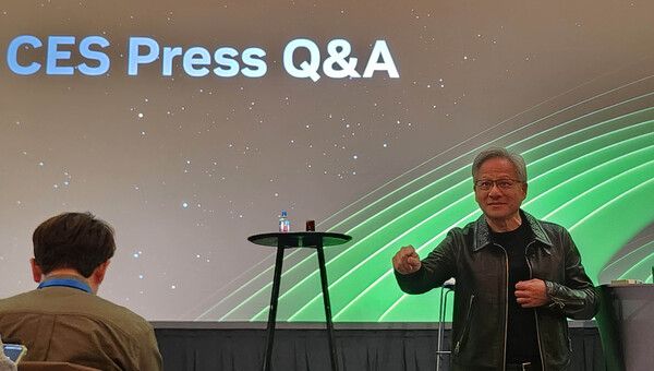 젠슨 황 엔비디아 CEO가 7일(현지시간) 미국 라스베이거스 퐁텐블루 호텔에서 열린 글로벌 기자간담회에서 발언하는 모습 [사진=연합뉴스]