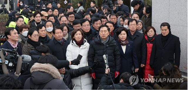 윤대통령 1차 체포 만료일인 지난 6일 국민의힘 현역 의원 45명은 대통령 관저앞에서 법원에서 정당한 절차로 발부된 '윤대통령 체포영장'에 대해 집단 저지에 나섰고, 이에 국민여론의 역풍이 거세다. [사진=연합뉴스]