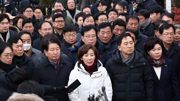 국민의힘 나경원 의원을 비롯한 의원들이 6일 오후 서울 용산구 대통령 관저 앞에서 입장발표를 하고 있다. [사진= 연합뉴스]