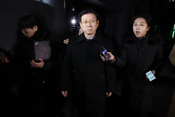 윤석열 대통령 체포 저지를 주도한 박종준 전 대통령 경호처장이 10일 밤 서울 서대문구 경찰청 국가수사본부에서 조사를 마친 뒤 청사를 나서고 있다. 박 전 경호처장은 이날 미리 제출한 사직서가 조사 도중 수리되며 전직 신분이 됐다. [사진= 연합뉴스]