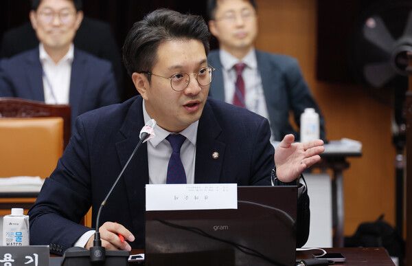 14일 전북특별자치도청에서 열린 국회 국토교통위원회의 전북도 대상 국정감사에서 더불어민주당 전용기 의원이 질의하고 있다. 2024.10.14 [사진=연합뉴스]