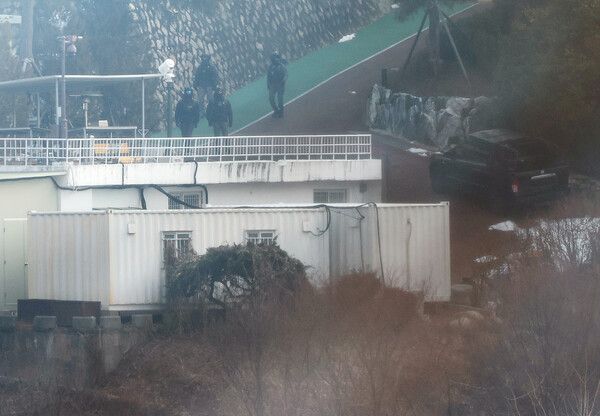 고위공직자범죄수사처(공수처)가 윤석열 대통령에 대한&nbsp;체포영장을 재발부받은 지 일주일을 맞은 13일 오전 서울 용산구 한남동 대통령 관저에서 경호처 대테러과 직원으로 보이는 인물들이 순찰하고 있다.[사진=연합뉴스]