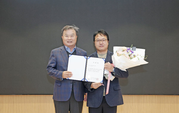 이동채 에코프로 창업주(왼쪽)와 배문순&nbsp;에코프로비엠 설비기술팀 소속 명인이 기념사진을 촬영하고 있다. [사진=에코프로]